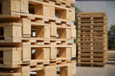 Endüstriyel ya da Depolama Kullanımı için Sunshine 'da Yığılmış Ahşap Paletler