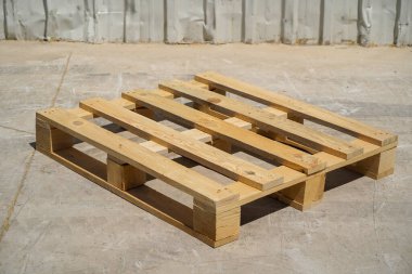 Metal Kaplama Arkaplanlı Sanayi Zemininde Ahşap Palet