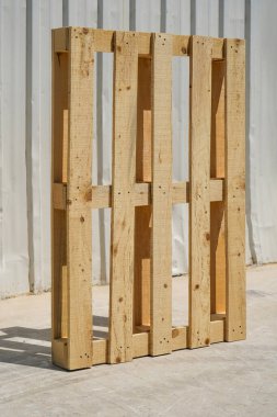 Ahşap Palet Güneş Işığındaki Fabrika Bahçesinde Metal Çitlere Karşı Dik Duruyor