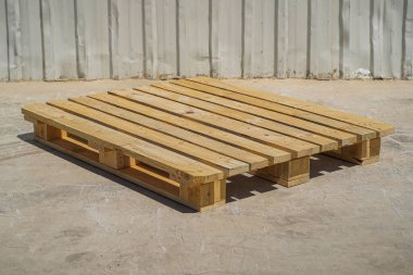 Metal Duvarlı Depo zemininde Ahşap Palet