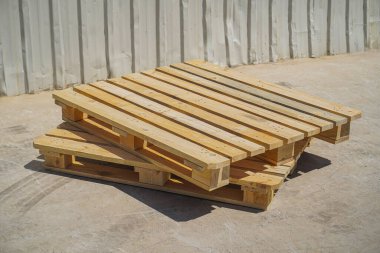 Metal Duvarlı Depo zemininde Ahşap Palet