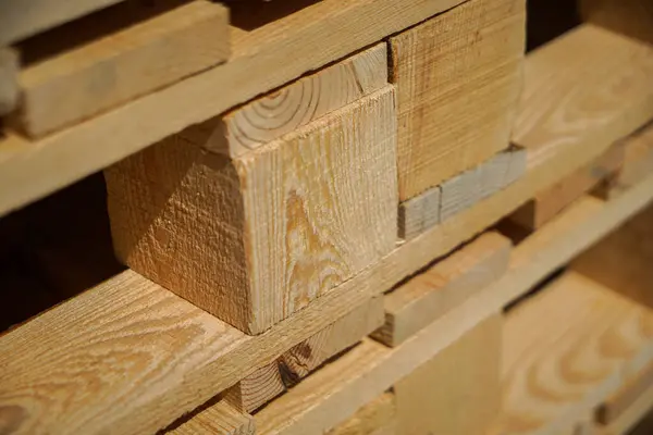 Yığınlanmış Ahşap Paletler Doku ve Endüstriyel Hizmetleri Vurguluyor