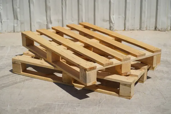 Beton Döşemeli Endüstri Alanı 'nda Ahşap Paletler Yığıldı