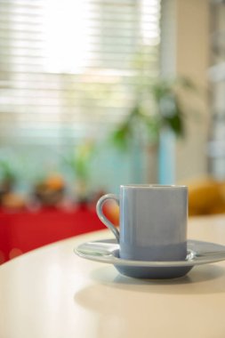 Parlak Ofis Tezgahında Yeşil Bitkili Modern Kahve Fincanı