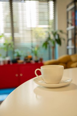 Güneşli Sabahta Bitki Dekorlu Çay