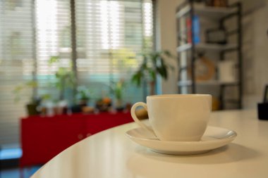 Güneşli Sabahta Bitki Dekorlu Çay