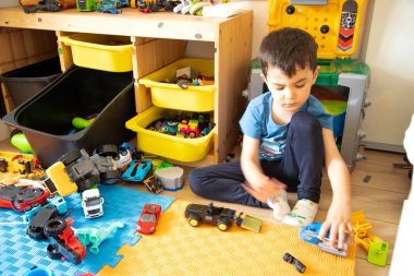 Çocuk Konforlu Yatak Odasında Oyuncaklarla Yaratıcı Oynamaya Başladı