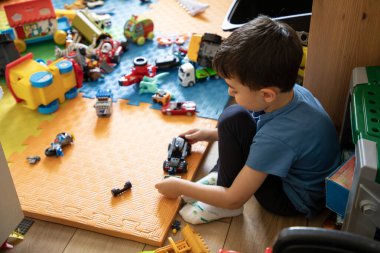 Genç Çocuk Bulmaca Mat Odasında Renkli Oyuncaklarla Oynuyor