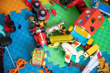 Renkli Çocuk Oyuncakları Bulmaca Zeminine Dağılmış Oyun Alanı