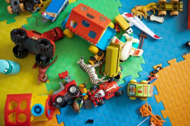 Dağınık çocuk oyuncakları manzarası. Play Mat yüzeyinde Renkli Çeşitli Oyuncaklar Koleksiyonu