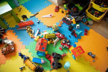 Yaratıcı Dağınıklıkta Değişik Oyuncaklarla kaplı Renkli Oyun Odası Yeri