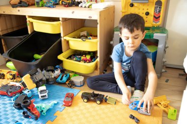 Çocuk Konforlu Yatak Odasında Oyuncaklarla Yaratıcı Oynamaya Başladı