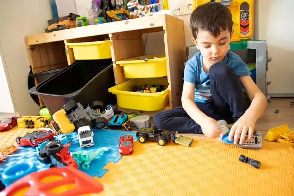 Çocuk Konforlu Yatak Odasında Oyuncaklarla Yaratıcı Oynamaya Başladı