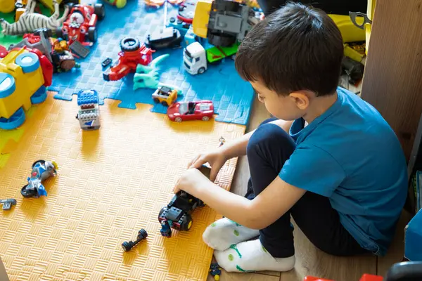 Genç Çocuk Bulmaca Mat Odasında Renkli Oyuncaklarla Oynuyor