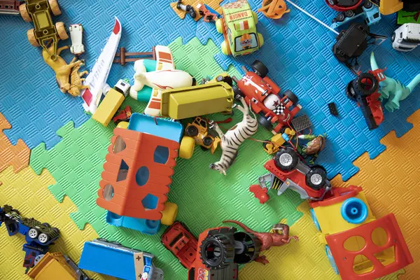 Parlak Renkli Oyuncaklar Çok Renkli Playmat 'a Dağıtıldı