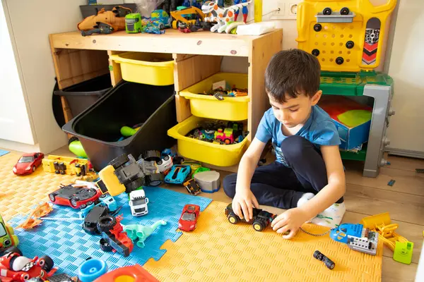 Çocuk Konforlu Yatak Odasında Oyuncaklarla Yaratıcı Oynamaya Başladı