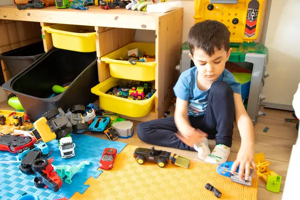 Çocuk Konforlu Yatak Odasında Oyuncaklarla Yaratıcı Oynamaya Başladı