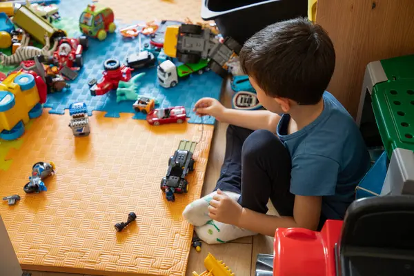 Genç Çocuk Bulmaca Mat Odasında Renkli Oyuncaklarla Oynuyor