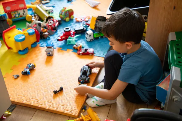 Genç Çocuk Bulmaca Mat Odasında Renkli Oyuncaklarla Oynuyor