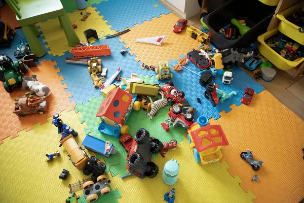 Köpük Bilmecesi Mats 'e Dağılmış Çeşitli Oyuncaklarla Renkli Oyun Odası