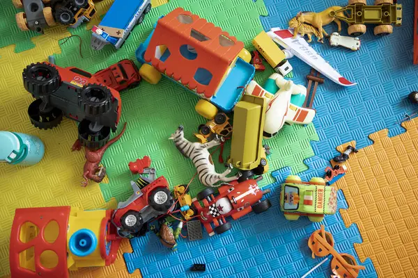 Dağınık çocuk oyuncakları manzarası. Play Mat yüzeyinde Renkli Çeşitli Oyuncaklar Koleksiyonu