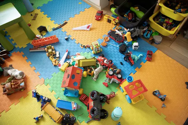 Yaratıcı Dağınıklıkta Değişik Oyuncaklarla kaplı Renkli Oyun Odası Yeri