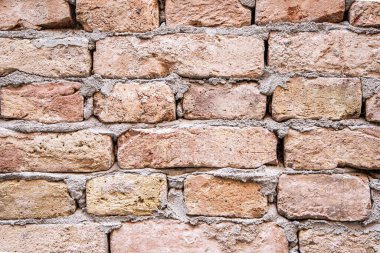 Tuğla bir duvarın detaylı bir görüntüsü eski dokuları ve doğal sıcak tonlarını sergiliyor. Ele geçirilen resim tuğlaların tekdüzeliğini ve modelini vurguluyor, kırsal ve zamansız bir cazibe yayıyor.