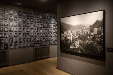 Galeri 11 / 07 / 95 Anıt Srebrenica 'daki soykırım kurbanlarına adanmıştır. Saraybosna 'daki Soykırım Müzesi. Kurbanların portreleri ve klasik şehir manzaralı bir anıt galerisi.