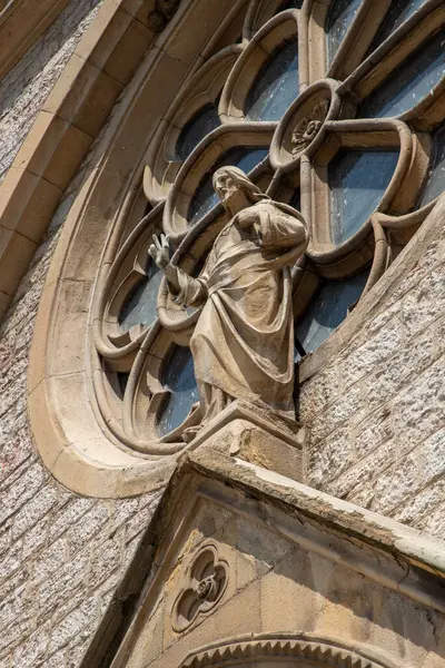 Saraybosna 'daki Sacred Heart Katedrali' ndeki heykel. Kutsal Yürek Katedrali 'ndeki heykel Saraybosna' da çekildi.