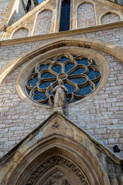 Saraybosna 'daki Kutsal Kalp Katedrali, İsa' nın Heykeli.