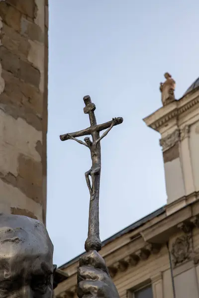 SARAJEVO, BOSnia ve HERZEGOVINA. 08-06-2025 Papa Hrvoje Urumoviç 'in bir alüminyum heykeli, İsa' nın Kutsal Kalbi Katedrali 'nin önünde duruyor..