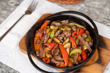 Sebzeli sığır filetosu. Yemek masası görünümü.