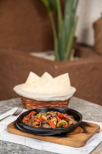 Sebzeli sığır filetosu. Yemek masası görünümü.