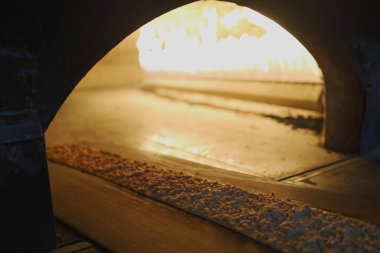 Fırında ya da restoranda fırında pişmiş pide ya da pide. Bir pastanenin veya pastanenin imajını kavra.