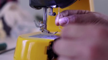 Dikiş makinesine iğne batırmak. Yüksek kalite 4k görüntü