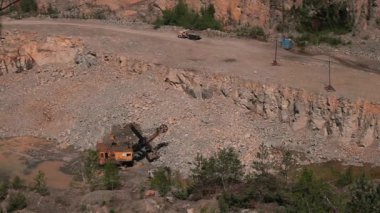 Taş Madencilikteki Ağır Malzeme ve Taş Madenciliği Operasyonları. Yüksek kalite 4k görüntü