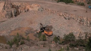 Taş Madencilikteki Ağır Malzeme ve Taş Madenciliği Operasyonları. Yüksek kalite 4k görüntü