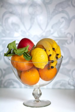 Meyve tabağında her çeşit meyve vardır.