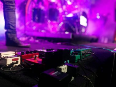 Rock konserinde gitar pedalları