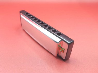 C diyatonik armonikayı bir kutuda kapatın, aynı zamanda mızıka olarak da bilinir.