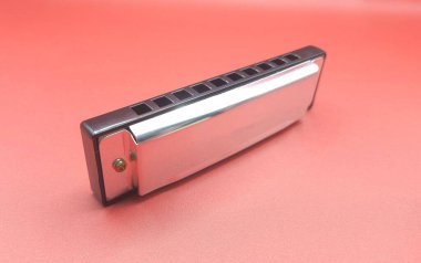 C 'deki diyatonik armonikaya yakın çekim, aynı zamanda mızıka olarak da bilinir.