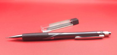 Mekanik çizim kalemi 0.5, metal gövde, silgi ve grafit cas ile