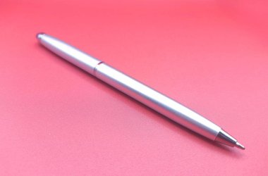 Kırmızı bir sırtüstü gümüş tükenmez kalem