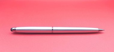 Kırmızı bir sırtüstü gümüş tükenmez kalem