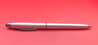 Kırmızı bir sırtüstü gümüş tükenmez kalem