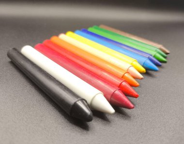 Siyah sırtüstü renkli boya kalemleri.