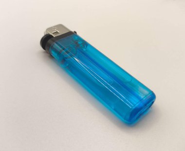 Beyaz arkaplanda mavi gaz çakmağı