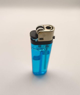 Beyaz arkaplanda mavi gaz çakmağı