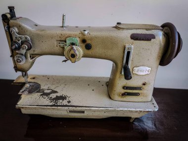 Klasik dikişin özünü temsil eden yıpranmış ve boyalı antik bir dikiş makinesi. Nostalji ve yaratıcılığı çağrıştıran, dekoratörler ve dikiş tutkunları için mükemmel zamansız bir tasarım..