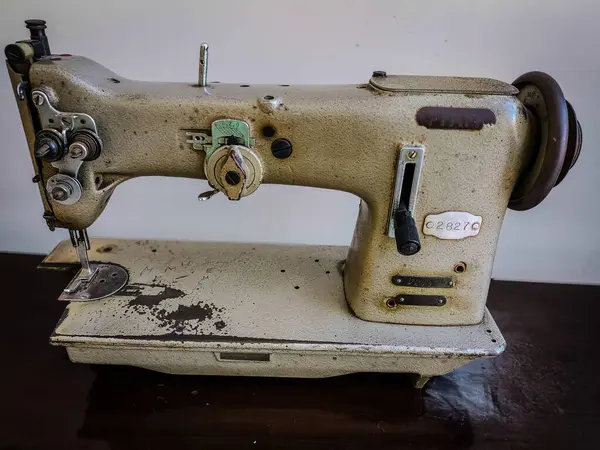Klasik dikişin özünü temsil eden yıpranmış ve boyalı antik bir dikiş makinesi. Nostalji ve yaratıcılığı çağrıştıran, dekoratörler ve dikiş tutkunları için mükemmel zamansız bir tasarım..